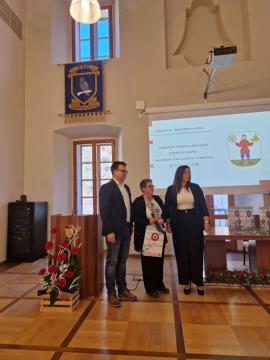Certifikat je na podelitvi prevzela Karmen Korošec, ki v občinski upravi skrbi za področje mladih.